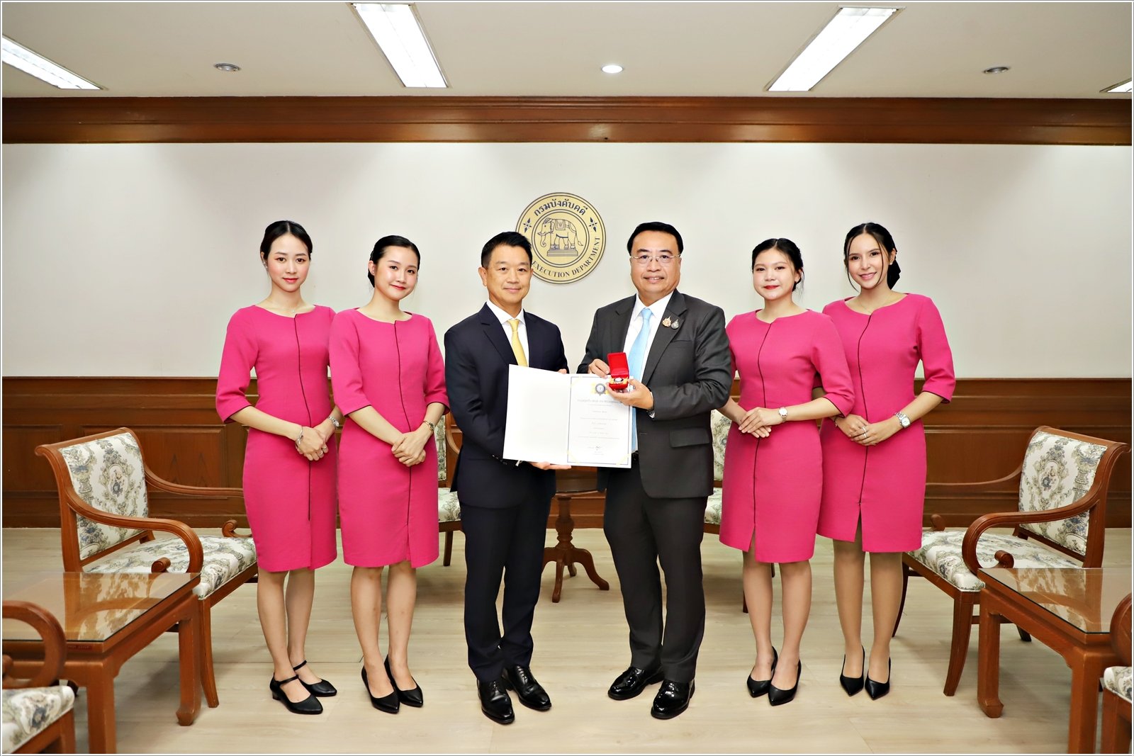 ﻿อธิบดีกรมบังคับคดีรับมอบเข็มเชิดชูเกียรติ “คุมประพฤติสดุดี” ยกย่องเป็นผู้สร้างคุณประโยชน์เพื่อสังคม